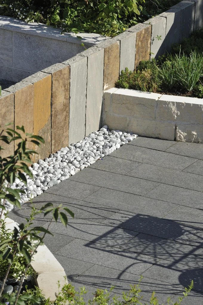 Spiekany kamień granitowy ciemnoszary na tarasie klasy premium.webp